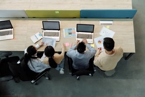 Équipe de travail réunie autour d’une table de bureau